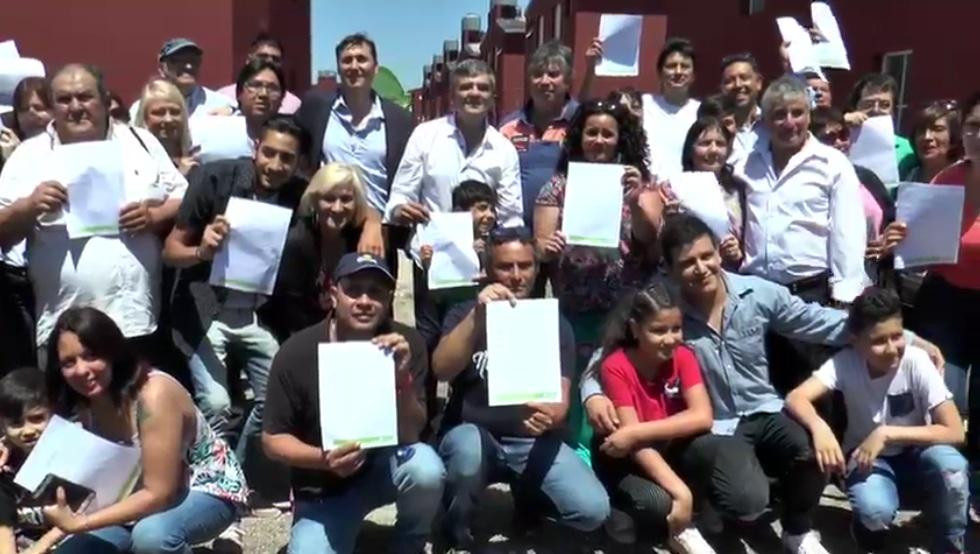 Intendente de Hurlingham, Juan Zabaleta, junto a vecinos