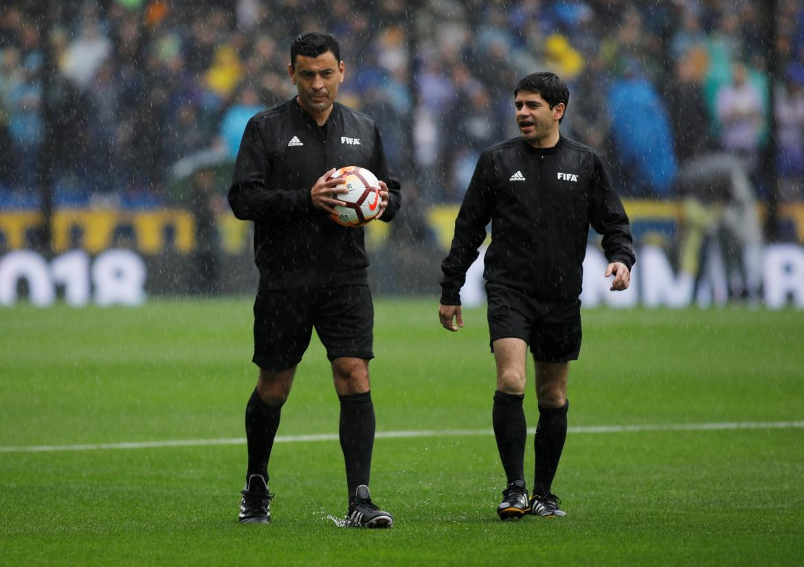 Superfinal suspendida - inspección del árbitro (Reuters)