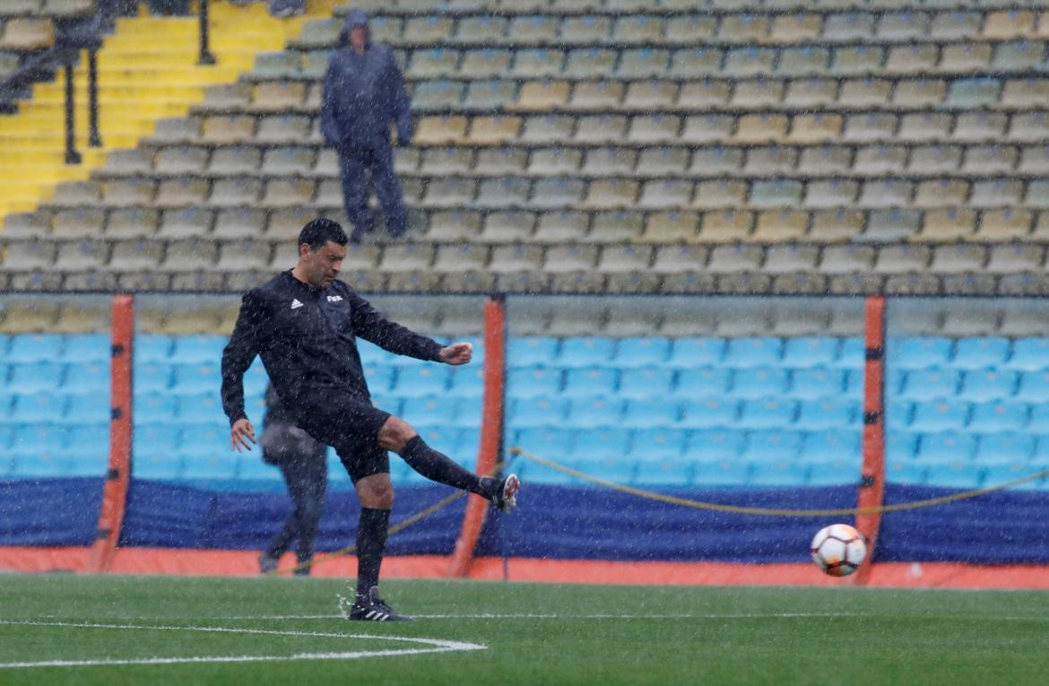 Superfinal suspendida - inspección del árbitro (Reuters)