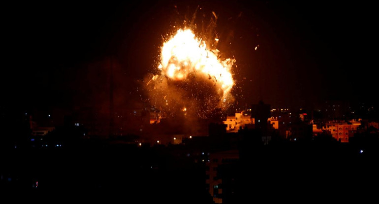 Israel destruye con misiles el edificio de la televisión en Gaza, Reuters
