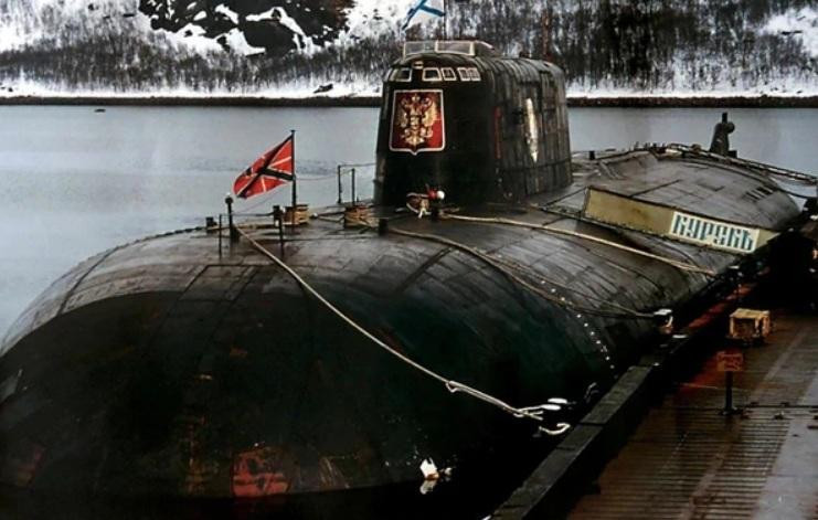 Submarino ruso Kursk, reflotado en el 2001