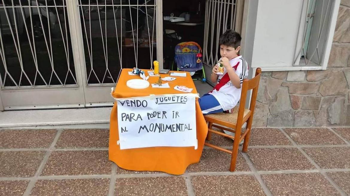 RENZO VENDE JUGUETES PARA IR AL MONUMENTAL