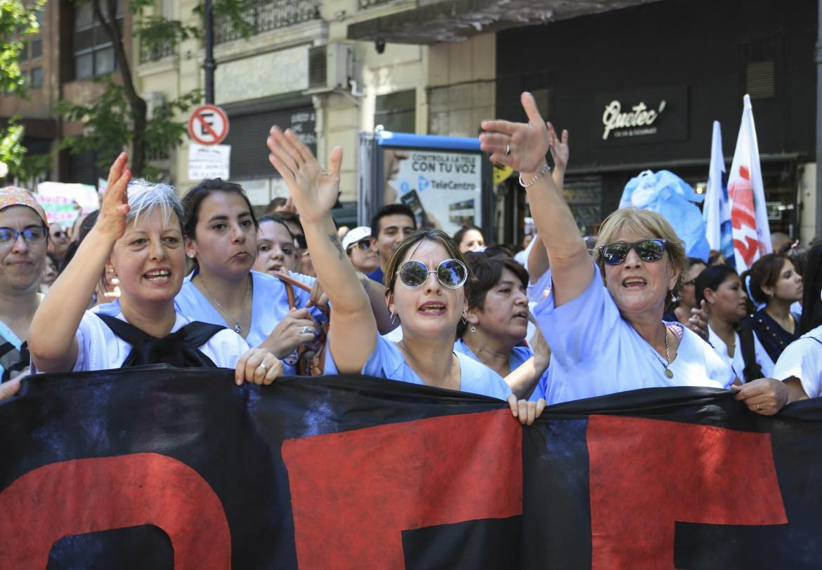 Enfermeros marchan contra la reforma laboral en salud en Plaza de Mayo, NA