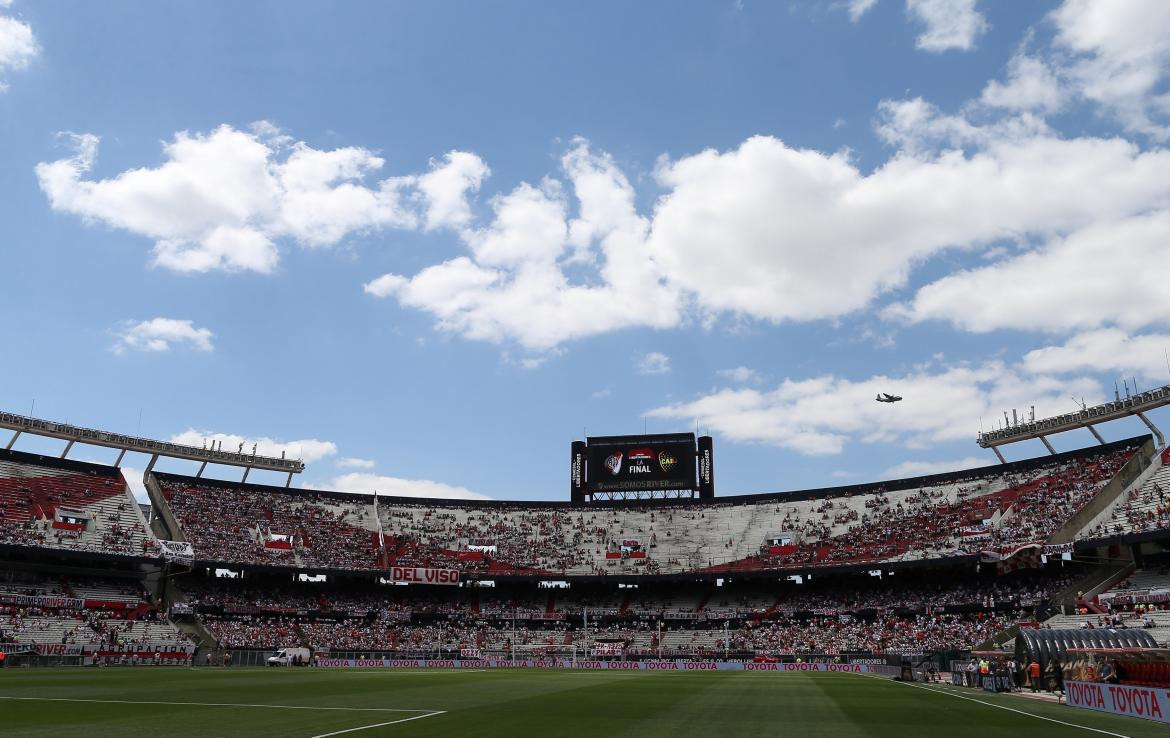 Monumental - Hinchas de River en la previa a la Superfinal Copa Libertadores (Reuters)