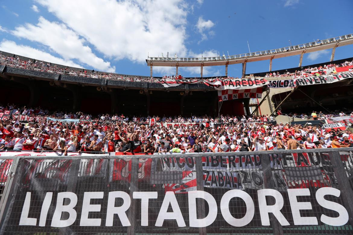 Hinchas de River en el Monumental en la previa a la Superfinal de Copa Libertadores (Reuters)