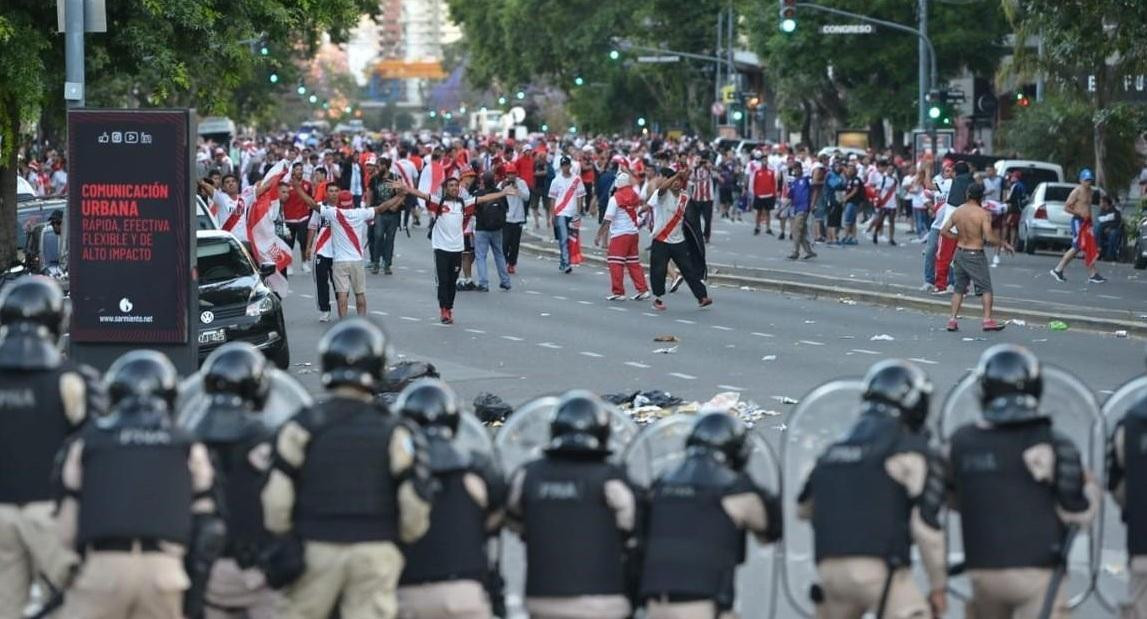 Incidentes en la Superfinal: hinchas de River contra la Policía