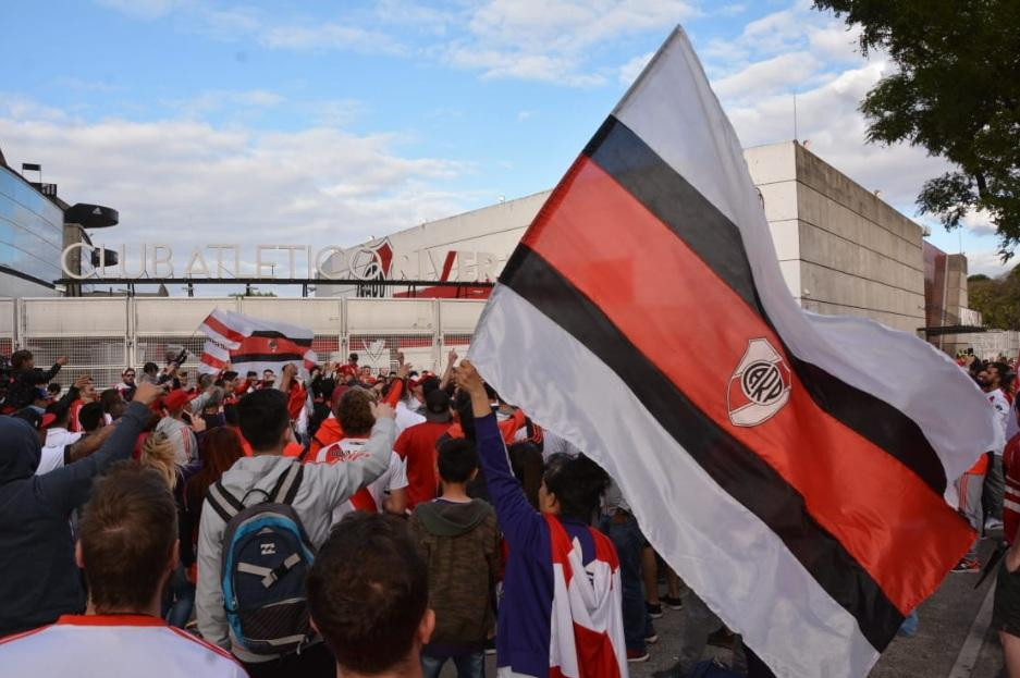 Banderazo de hinchas de River en el Monumental para no jugar la Superfinal en Madrid