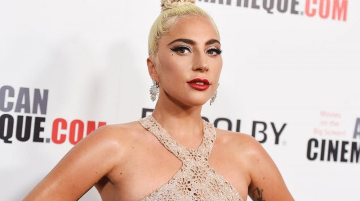 Lady Gaga llora durante un homenaje a Bradley Cooper