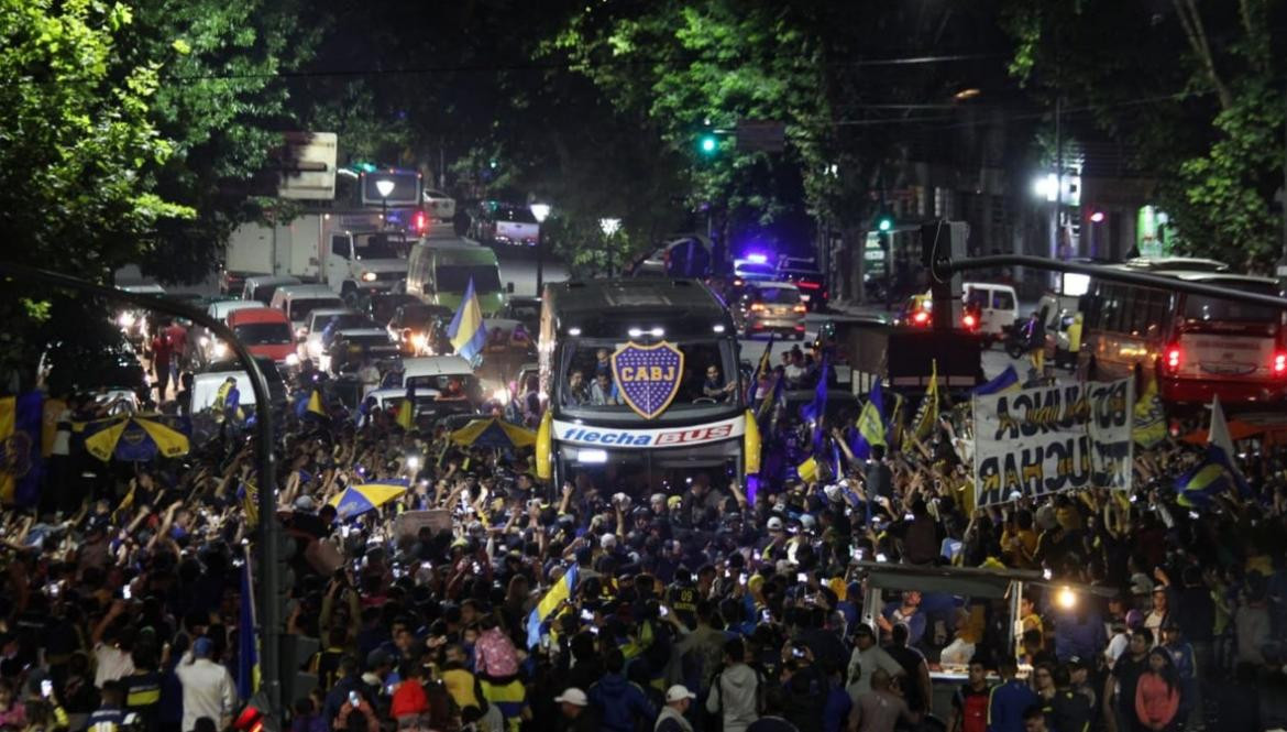 Despedida de hinchas de Boca al plantel que partió a Madrid