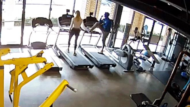 Joven intenta impresionar a una chica en el gimnasio, pero termina haciendo el ridículo