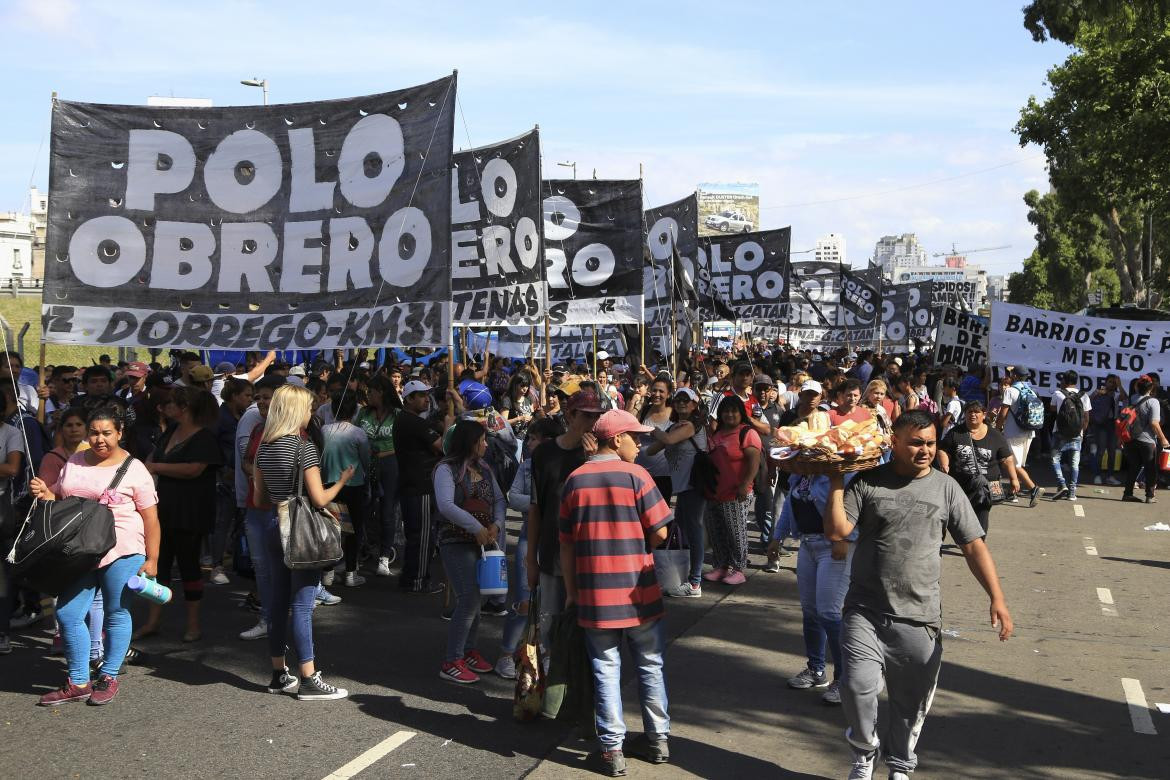 Tensión en Constitución, marcha de manifestantes a la 9 de Julio, NA