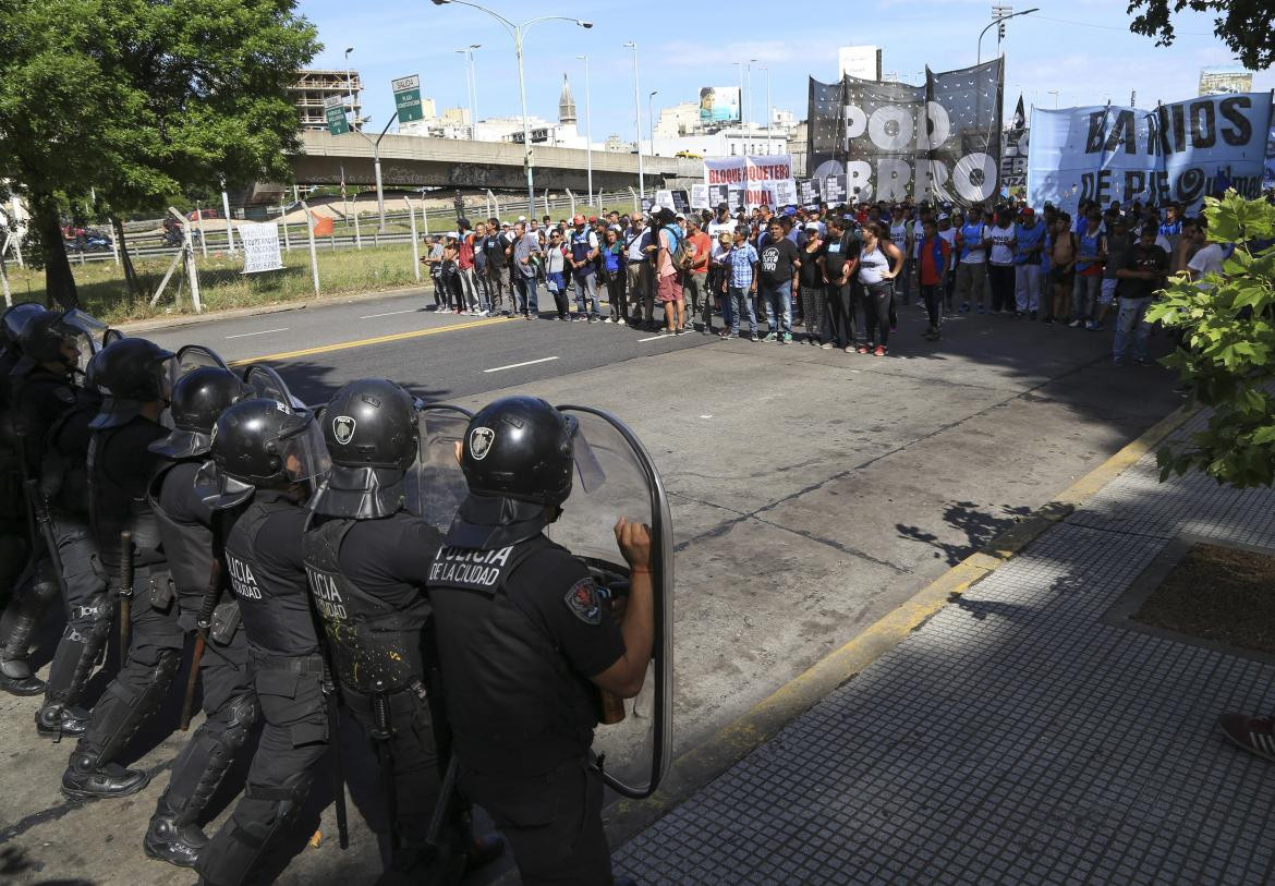 Tensión en Constitución, marcha de manifestantes a la 9 de Julio, NA