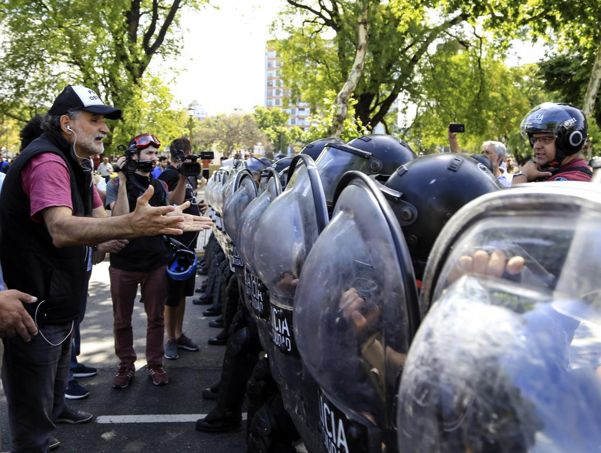 Tensión en Constitución, marcha de manifestantes a la 9 de Julio, NA