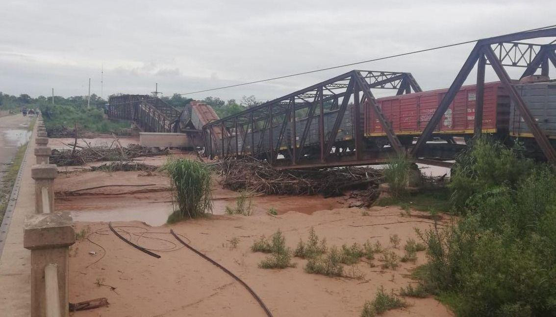 Salta - cayó puente ferroviario sobre el río Colorado justo cuando pasaba el tren de Belgrano Cargas