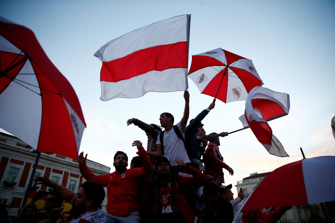 Histórico banderazo de River en España por la Superfinal, Reuters