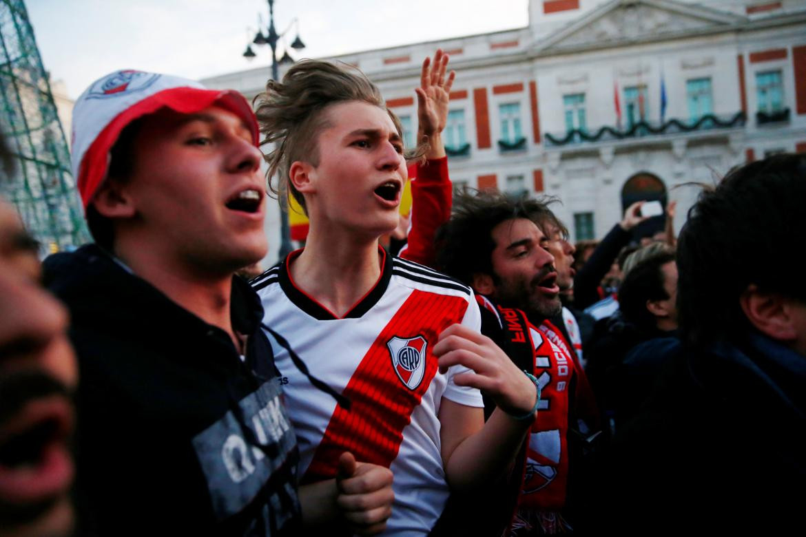 Histórico banderazo de River en España por la Superfinal, Reuters