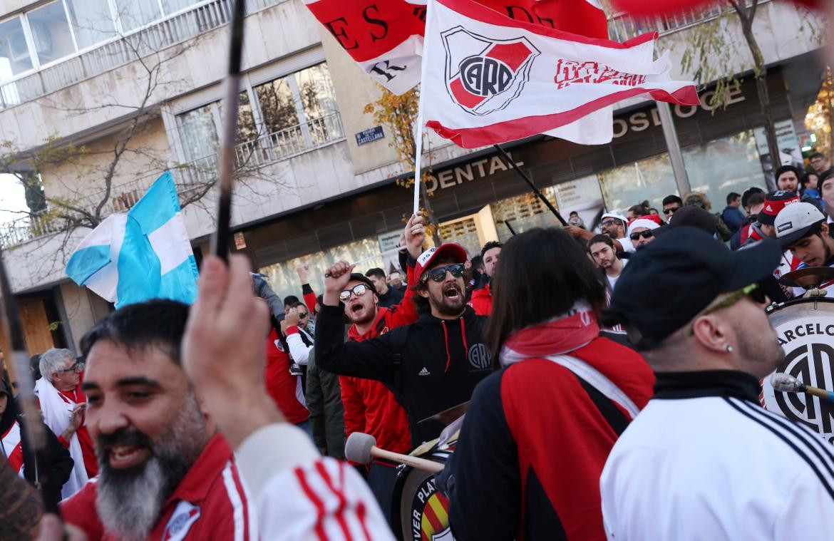 Hinchas de River en el Fan Zone previo a la Superfinal (Reuters)