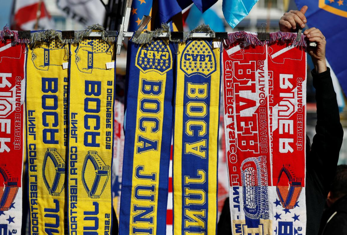 Bufandas de Boca y River en la Superfinal en Madrid (Reuters)