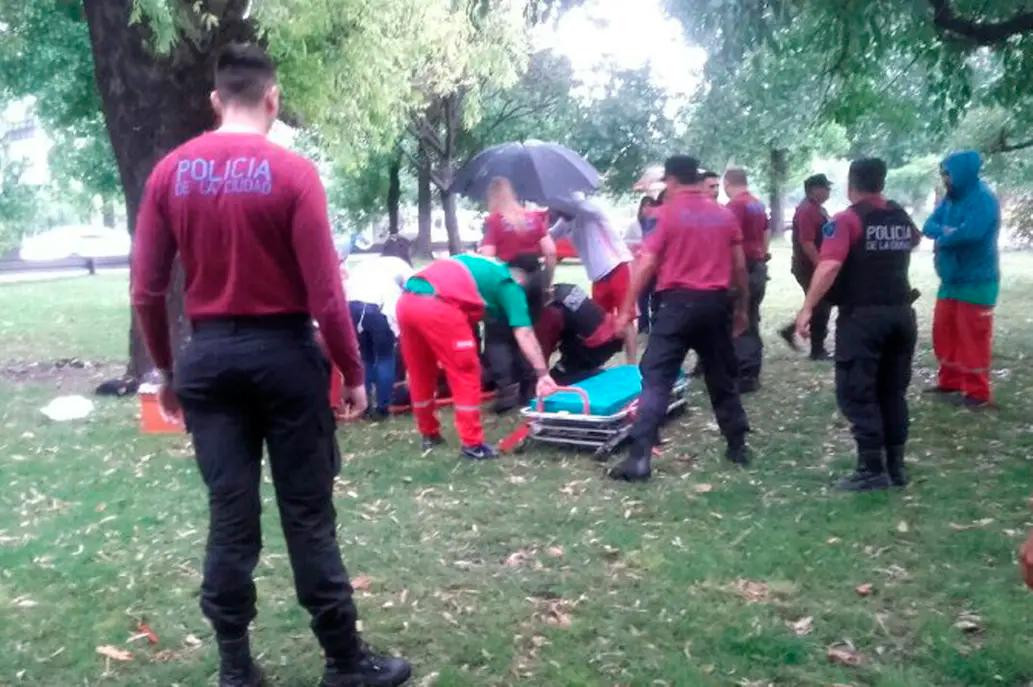 Tormenta trágica: cayó un rayo en Villa Lugano, hay dos personas graves