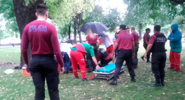 Tormenta trágica: cayó un rayo en Villa Lugano, hay dos personas graves