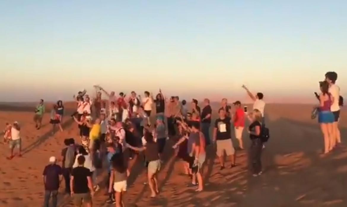 Hinchas de River en el desierto de Abu Dhabi