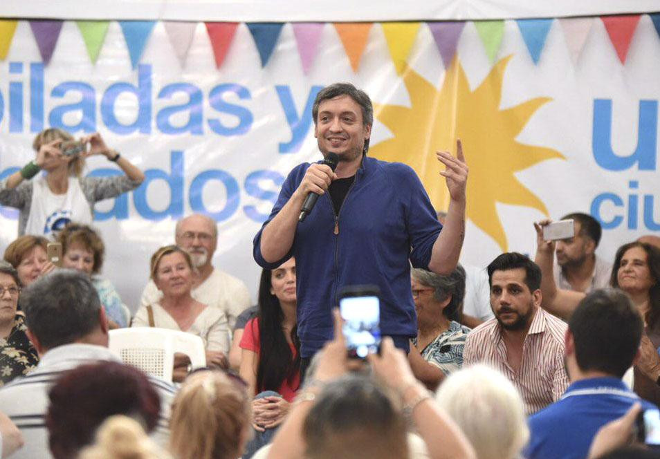 Máximo Kirchner junto a jubilados (NA)