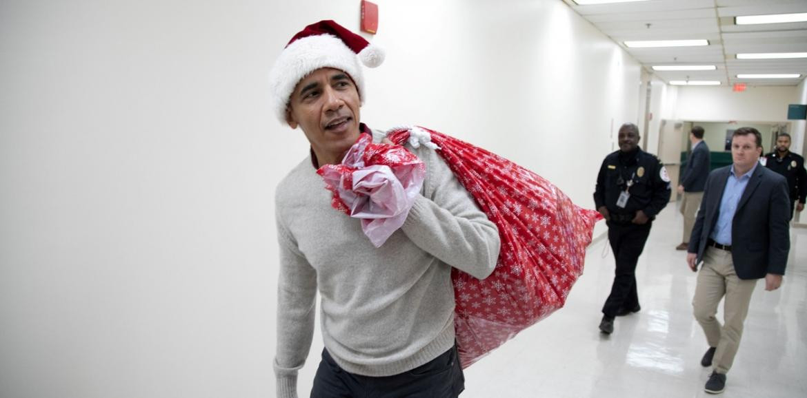 Barack Obama entregó regalos vestido de Papá Noel en hospital