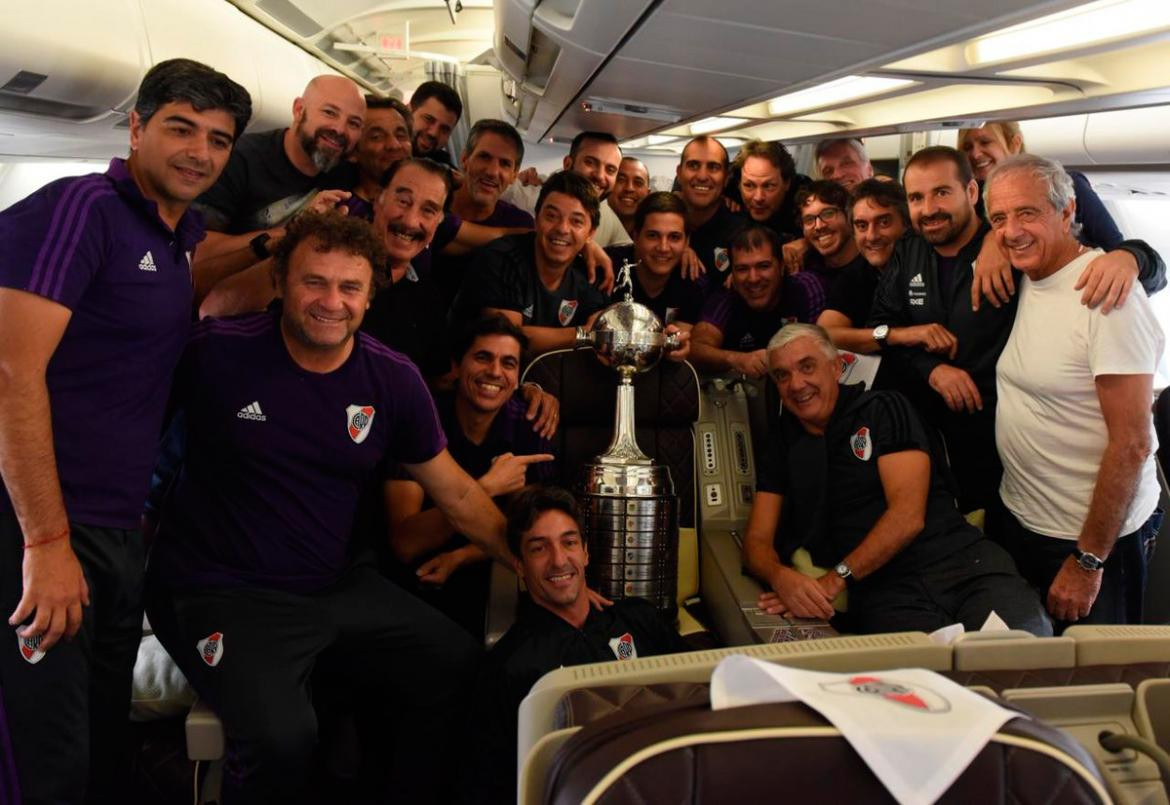 Llegada de River a Ezeiza con Copa Libertadores (Foto: Twitter River)