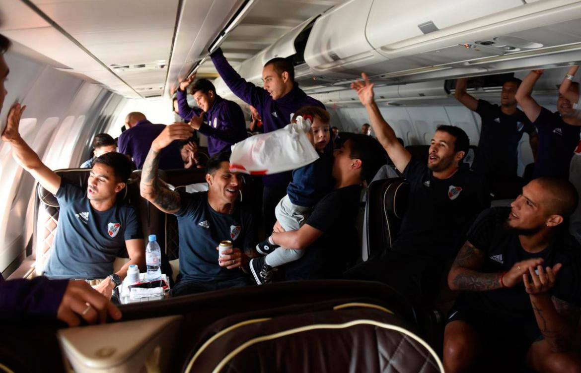 Llegada de River a Ezeiza con Copa Libertadores (Foto: Twitter River)