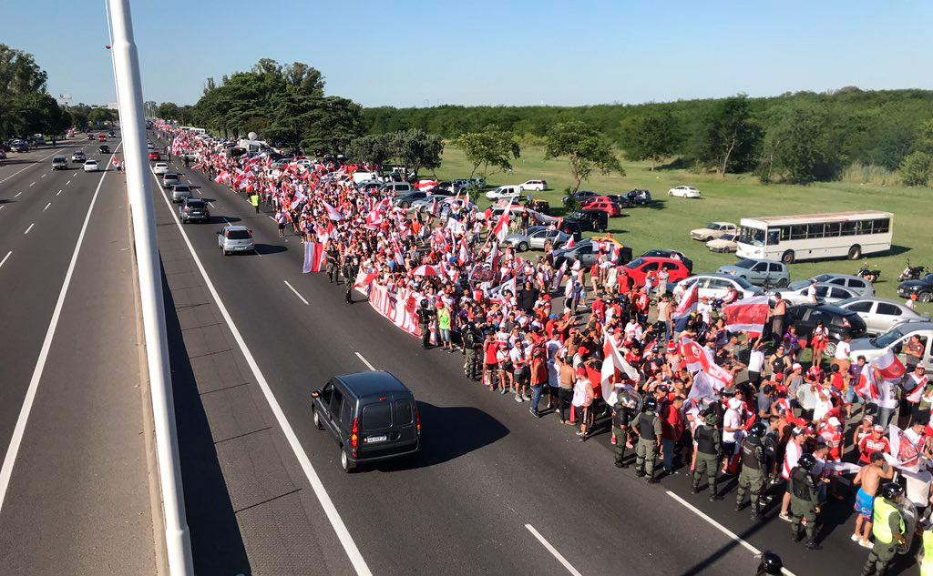 Llegada de River a Ezeiza con Copa Libertadores, hinchas (Foto: Twitter River)