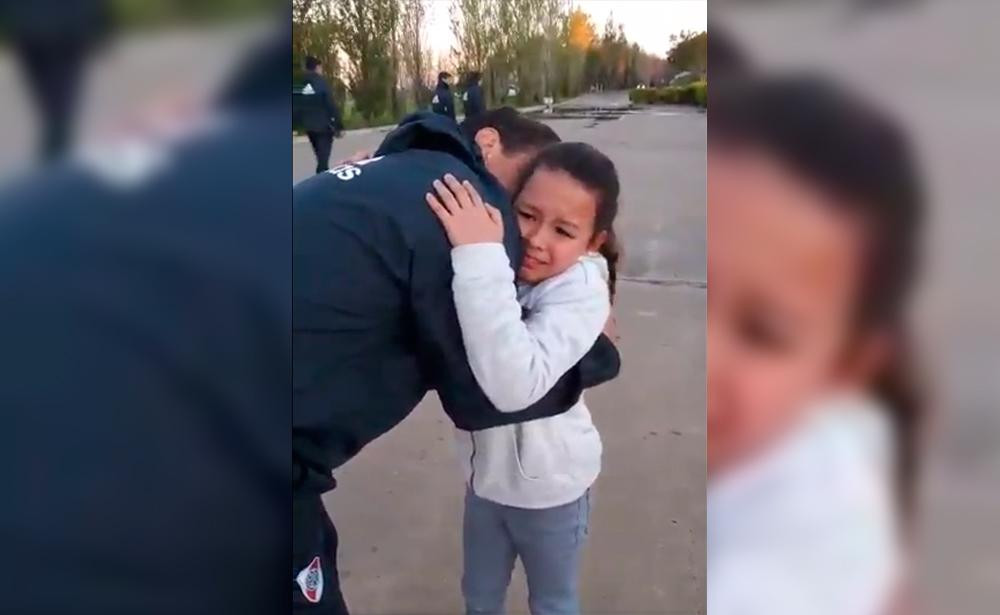 Fiesta Monumental: el abrazo emocionado de una pequeña hincha de River con Gallardo	