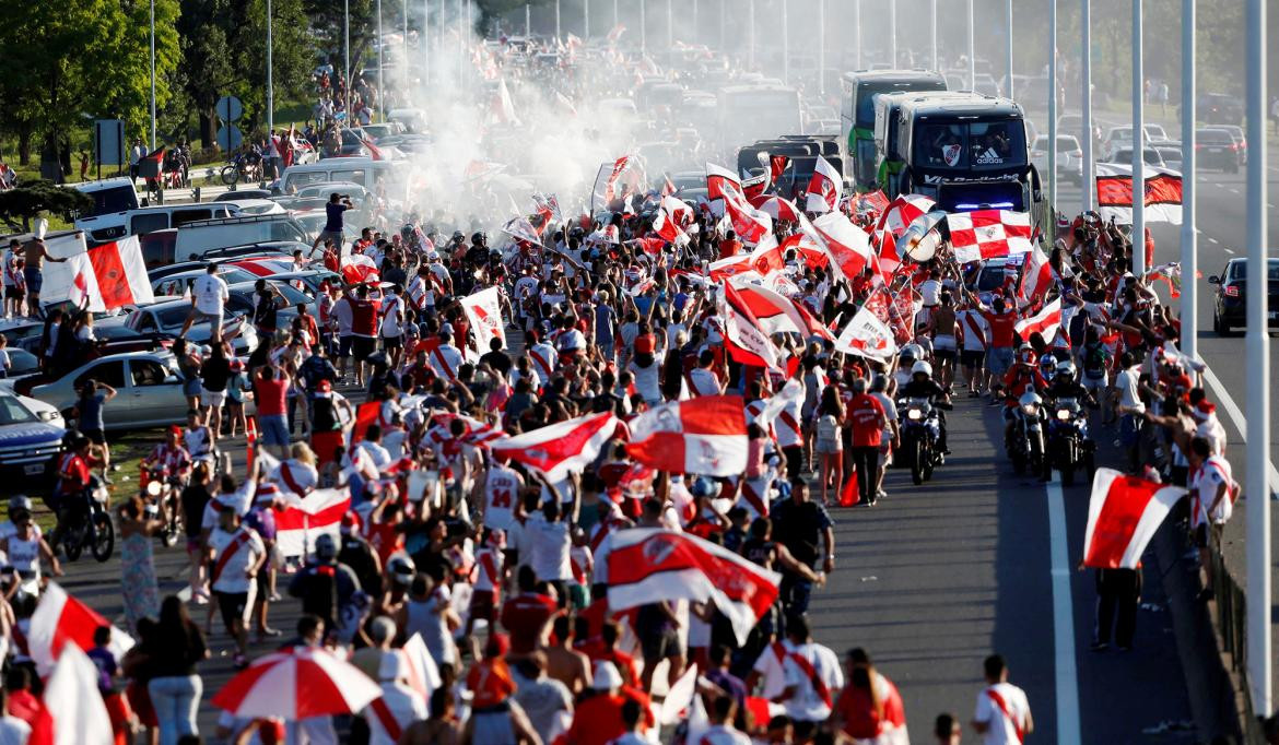 Llegada de River a Ezeiza con Copa Libertadores, hinchas, Reuters