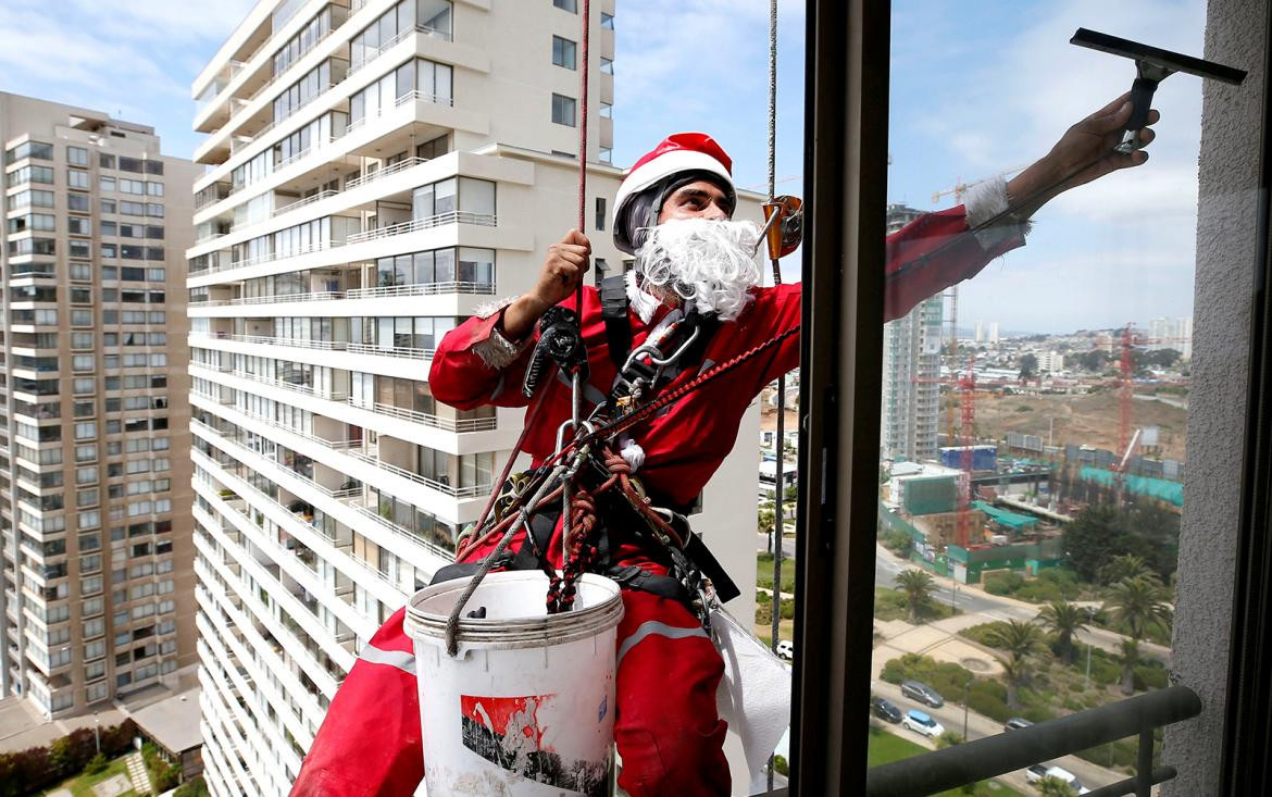 FOTOS de la Navidad en el mundo: los Papá Noel más extraños	- Chile