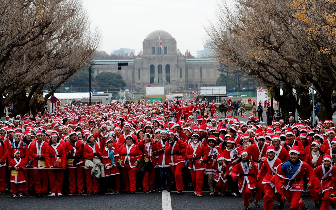 FOTOS de la Navidad en el mundo: los Papá Noel más extraños	- Tokio