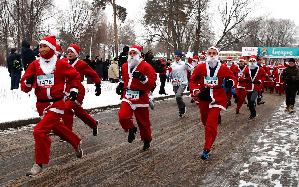 FOTOS de la Navidad en el mundo: los Papá Noel más extraños	- Moscú