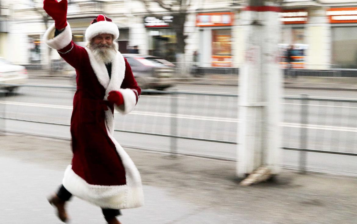 FOTOS de la Navidad en el mundo: los Papá Noel más extraños	- Crimea