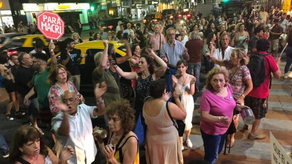 Cacerolazos en la Ciudad en contra de los aumentos de las tarifas	