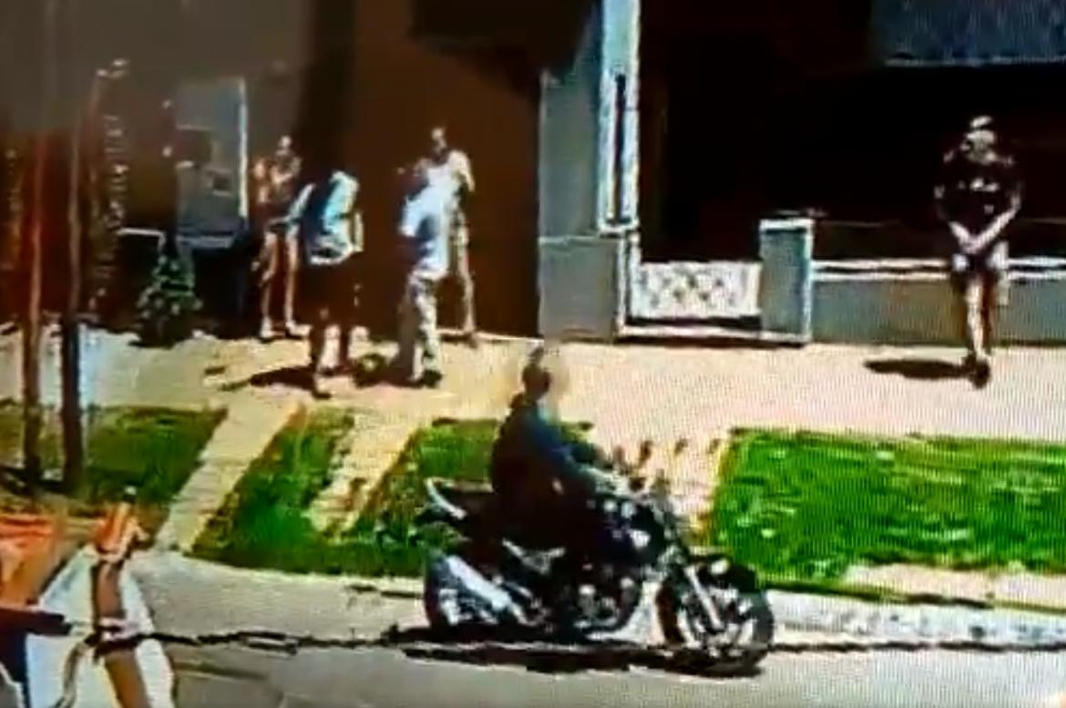 Robo de motochorros a punta de pistola a chicos en Don Bosco