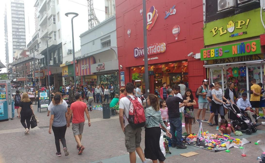 Manteros en la peatonal San Martín de Mar del Plata