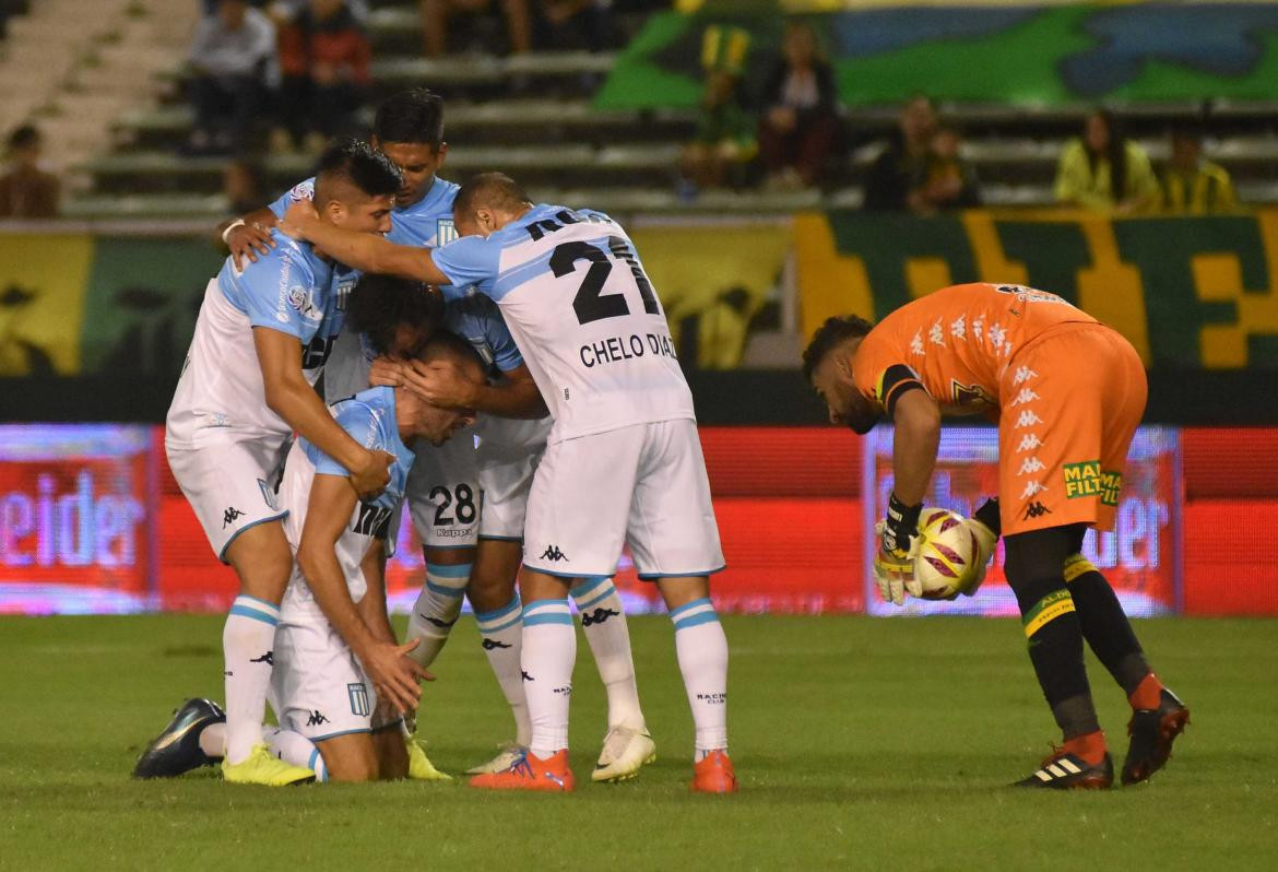 Festejo de Racing ante Aldosivi en Mar del Plata (NA)