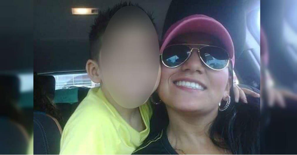 Madre que se lanza con su hijo en brazos en México