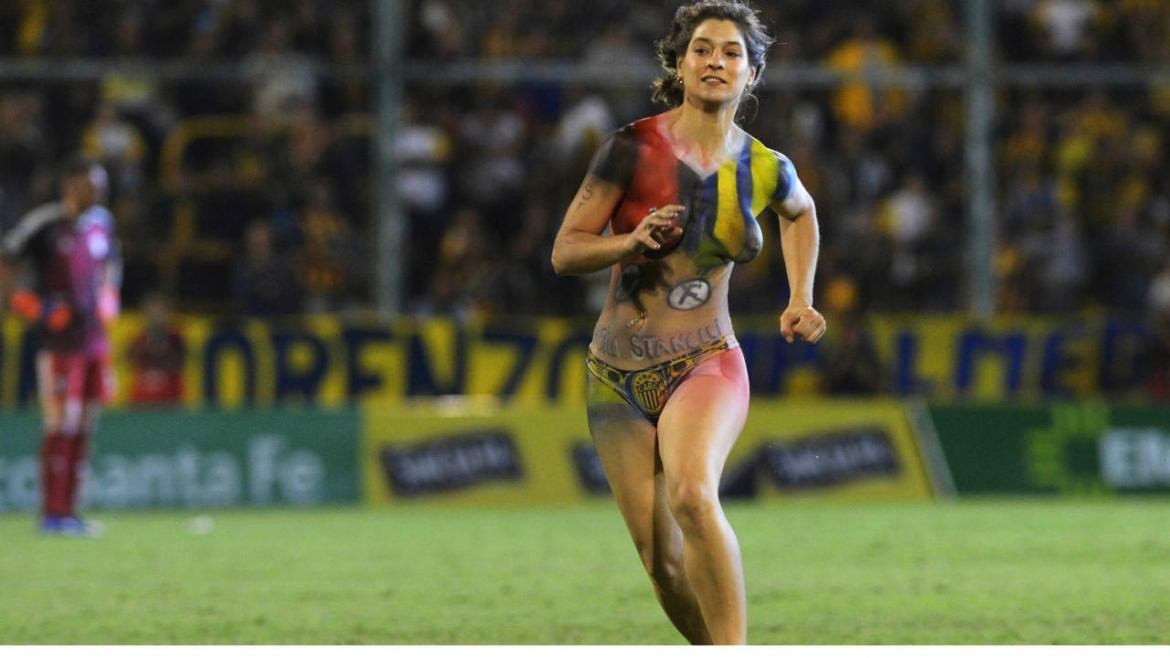 Topless de joven en partido de Rosario Central - River contra la violencia