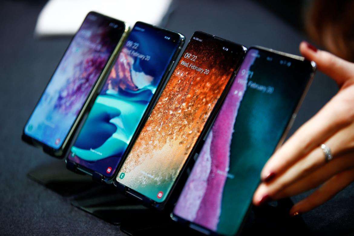 Samsung Galaxy Fold y Galaxy S10 (Reuters)