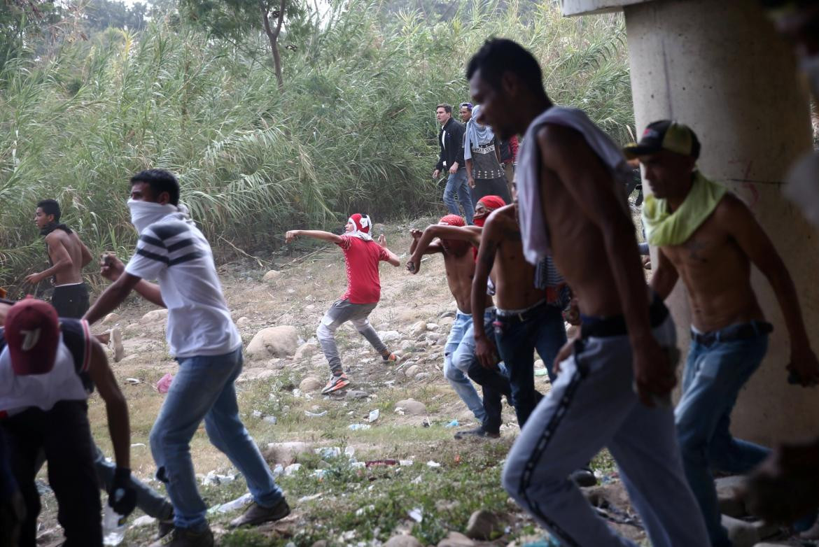 Incidentes y represión en la frontera de Venezuela por la ayuda humanitaria (Reuters)