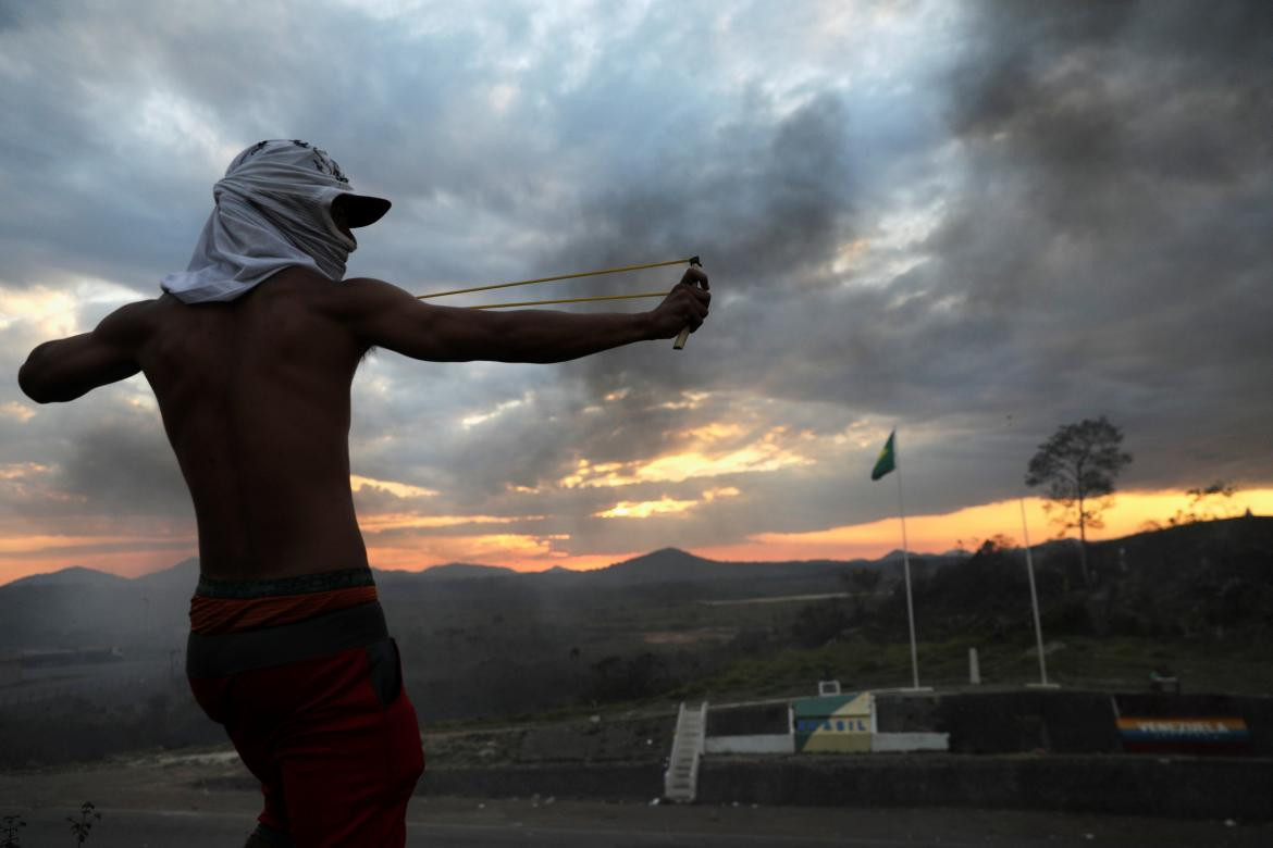 Incidentes y represión en la frontera de Venezuela por la ayuda humanitaria (Reuters)