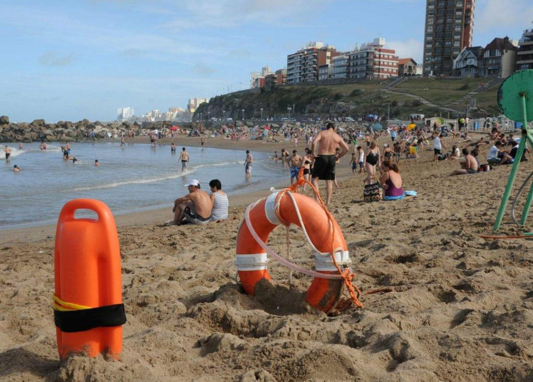 Guardavidas en la playa de Mar del Plata