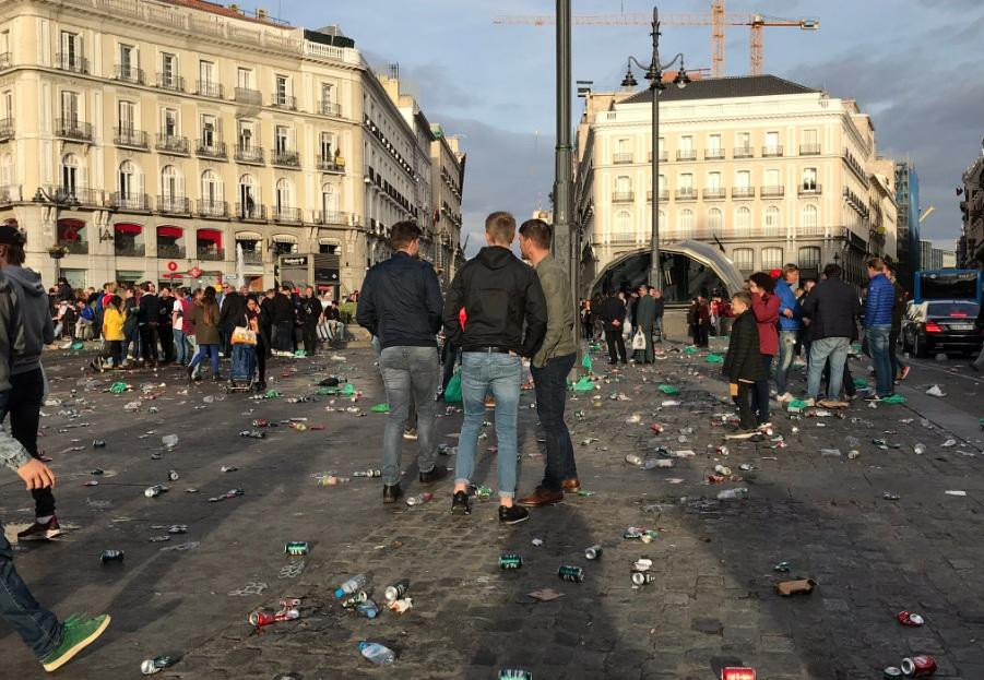 Desastre en las calles de Madrid tras festejos de hinchas del Ajax ante Real Madrid
