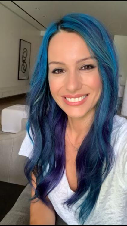 Pampita con el pelo azul