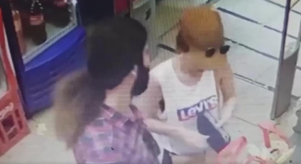 Video muestra a pareja de iraníes comprando en supermercado de Once	