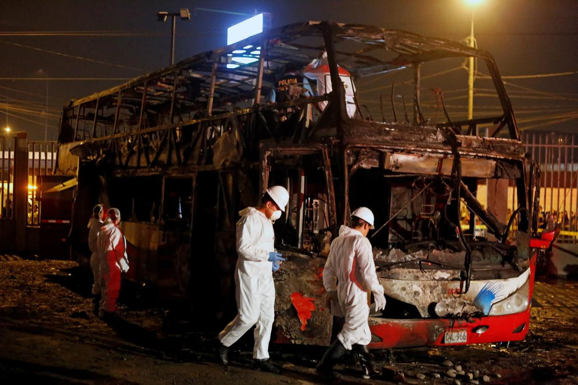 Incendio micro Lima - Reuters